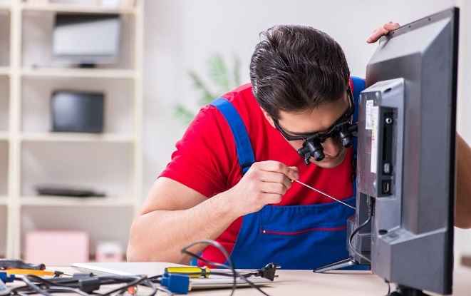 تعمیر تلویزیون در منزل یا تعمیرگاه؟ راهنمای انتخاب بهترین گزینه برای شما